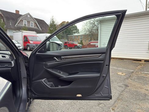 Used 2018 Honda Accord Touring image 12