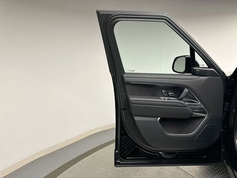 Used 2025 Land Rover Range Rover SE image 9