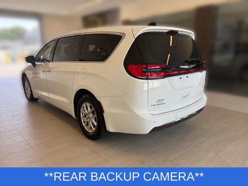 Used 2023 Chrysler Pacifica Touring FWD image 3