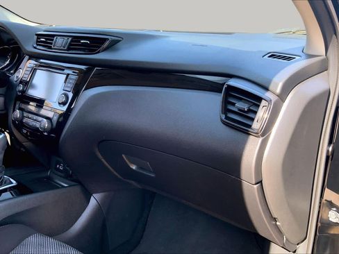 Used 2020 Nissan Rogue Sport SV FWD image 19