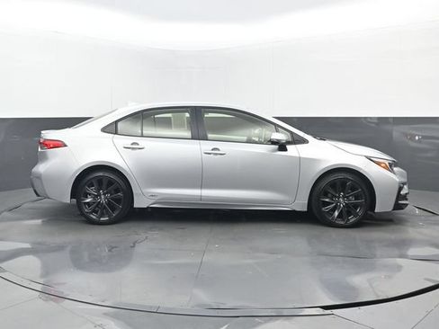 Used 2026 Toyota Corolla SE w/ SE Premium Package AWD/4WD image 2