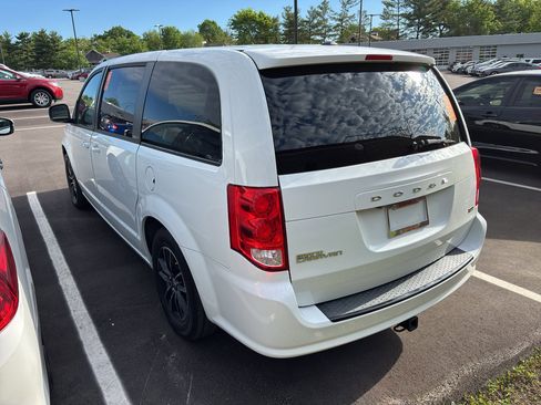 Used 2018 Dodge Grand Caravan SE image 3