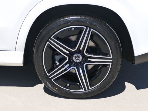 Used 2024 Mercedes-Benz GLE 350 4MATIC w/ AMG Line Exterior image 9