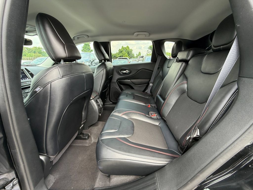 Used 2022 Jeep Cherokee Trailhawk AWD/4WD image 24