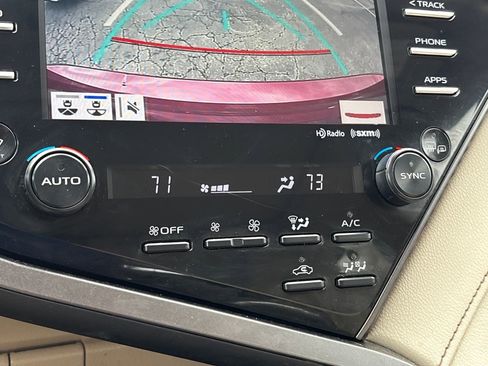 Used 2020 Toyota Camry XLE w/ Sunroof Package image 16