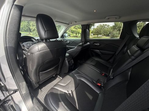 Used 2019 Jeep Cherokee Latitude Plus w/ Cold Weather Group AWD/4WD image 9