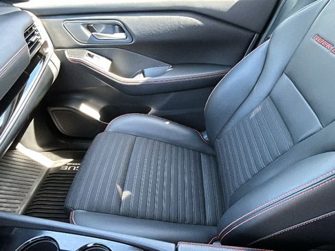 Used 2025 Nissan Rogue SV AWD/4WD image 12