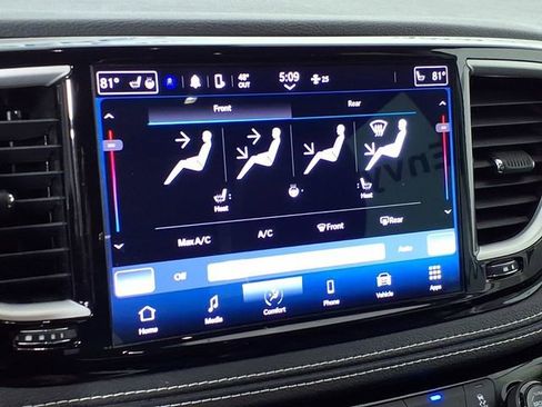 Used 2023 Chrysler Pacifica Touring-L image 23