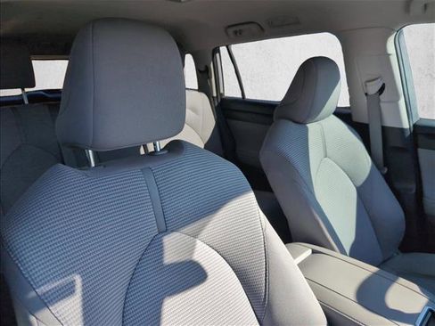 Used 2022 Toyota Highlander LE image 24