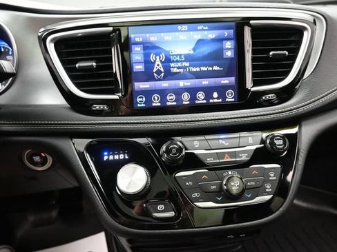 Used 2019 Chrysler Pacifica Limited w/ S Appearance Package FWD image 3