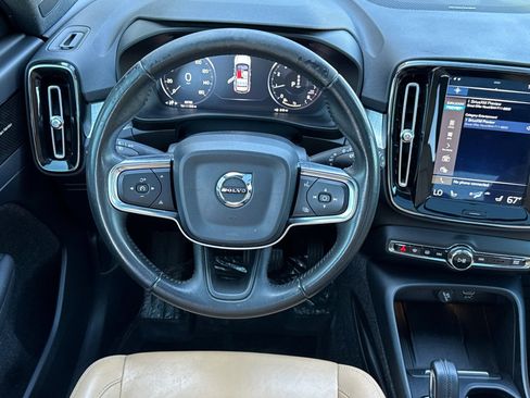 Used 2019 Volvo XC40 T5 Momentum image 17