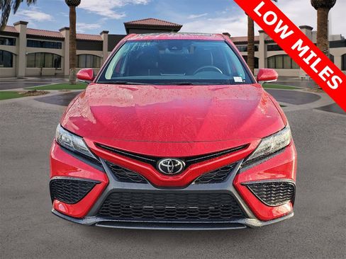 Used 2023 Toyota Camry SE image 3