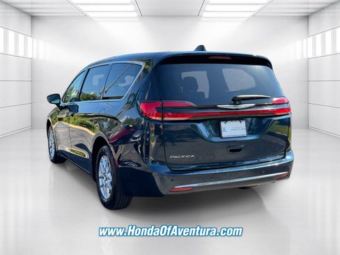 Used 2023 Chrysler Pacifica Touring-L FWD image 4