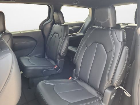 New 2025 Chrysler Pacifica Select image 13