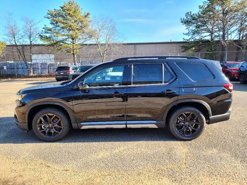 New 2025 Honda Pilot Touring image 3