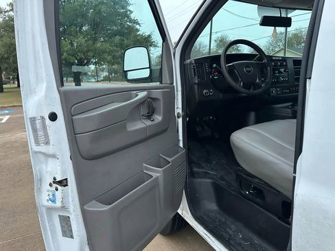 Used 2014 Chevrolet Express 2500 Van 3D image 9