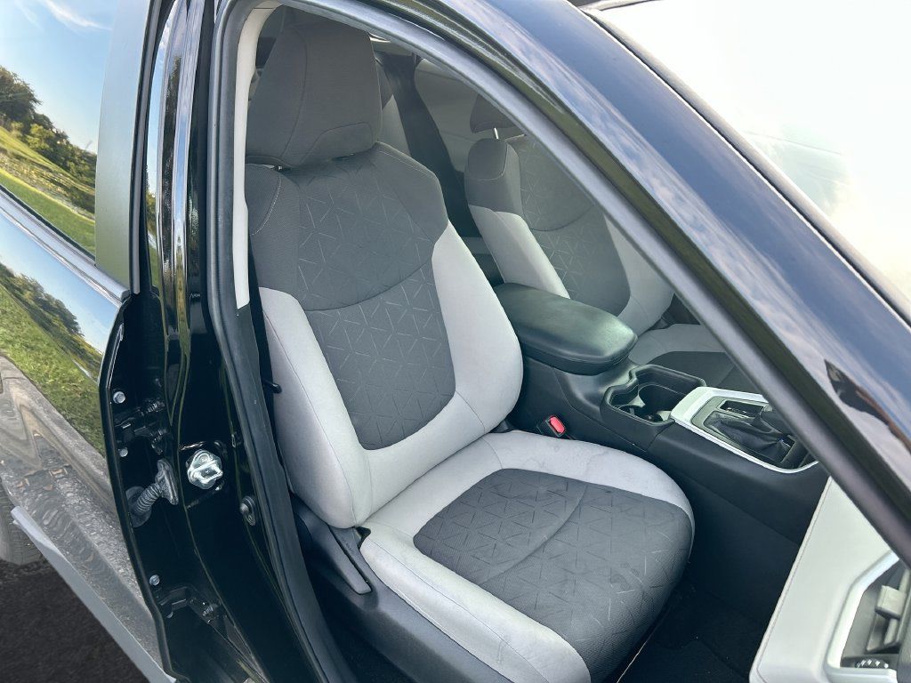 Used 2021 Toyota RAV4 XLE FWD image 31