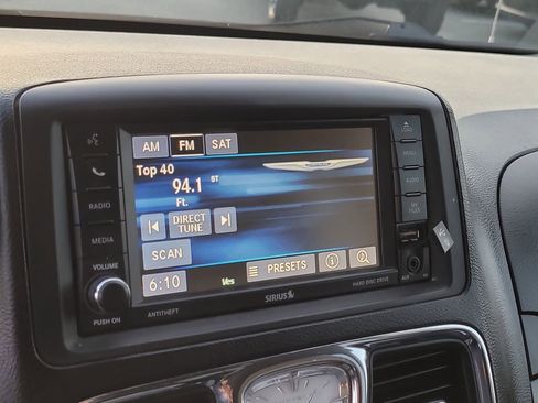 Used 2015 Chrysler Town & Country Touring image 22