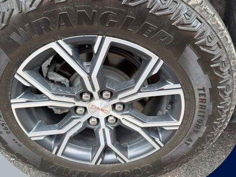 Certified 2025 GMC Acadia AT4 w/ Luxury Package AWD/4WD image 4