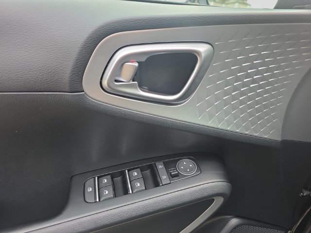 Used 2023 Kia Soul LX w/ LX Technology Package FWD image 10