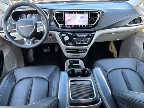 Used 2024 Chrysler Pacifica Select image 21
