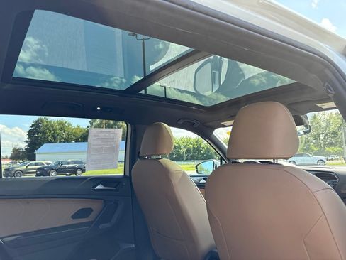 Used 2022 Volkswagen Tiguan SE AWD/4WD image 10