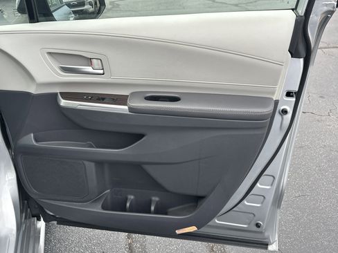 Used 2022 Toyota Sienna XLE image 16