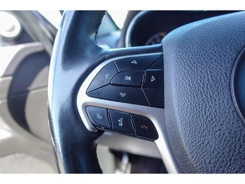 Used 2018 Jeep Grand Cherokee Altitude RWD image 15