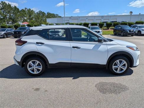 New 2025 Nissan Kicks Play S image 2