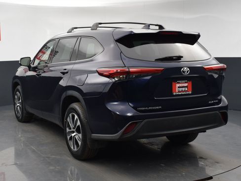 Used 2022 Toyota Highlander XLE image 3