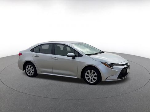 Used 2025 Toyota Corolla LE image 2