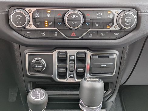 New 2026 Jeep Wrangler Unlimited Sahara AWD/4WD image 21
