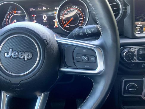 Used 2018 Jeep Wrangler Unlimited Sahara AWD/4WD image 21