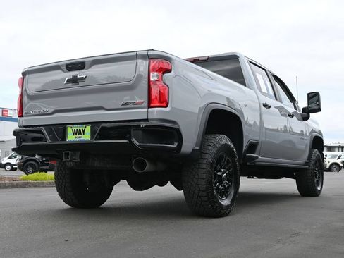 Used 2024 Chevrolet Silverado 2500 ZR2 w/ Technology Package AWD/4WD image 9