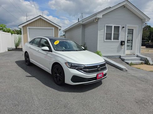 Used 2024 Volkswagen Jetta SE FWD image 2