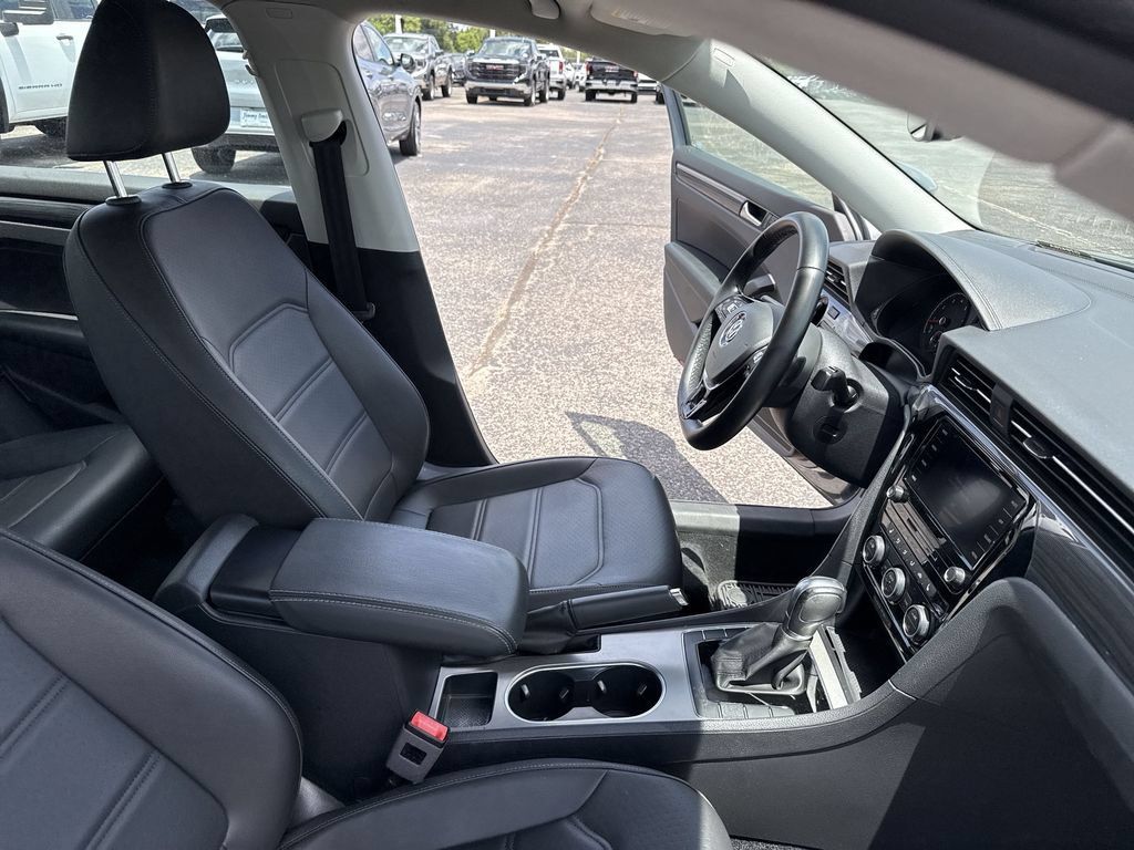 Used 2020 Volkswagen Passat 2.0T R-Line FWD image 13