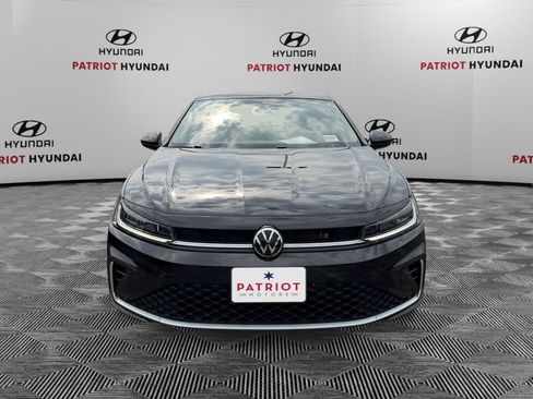 Used 2025 Volkswagen Jetta SE FWD image 8