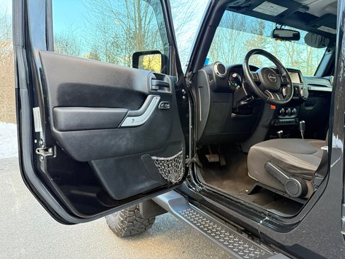 Used 2017 Jeep Wrangler Unlimited Sahara w/ Connectivity Group image 12