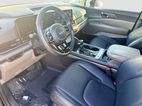 Used 2025 Kia Carnival EX FWD image 25