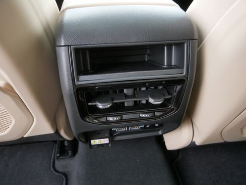 New 2025 Jeep Grand Cherokee Limited w/ Luxury Tech Group II image 9