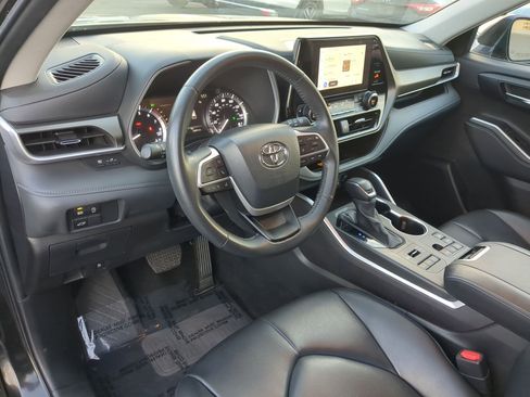 Used 2024 Toyota Highlander XLE image 16