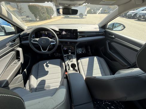 New 2025 Volkswagen Jetta SE image 9