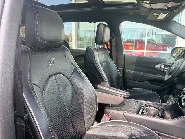 Used 2025 Chrysler Pacifica Limited FWD image 14