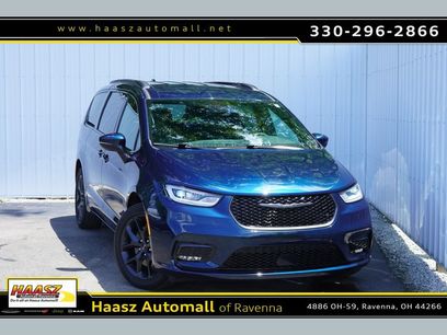 Used 2023 Chrysler Pacifica Touring-L w/ Uconnect Theater Family Group