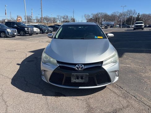 Used 2017 Toyota Camry SE w/ Moonroof Package image 2