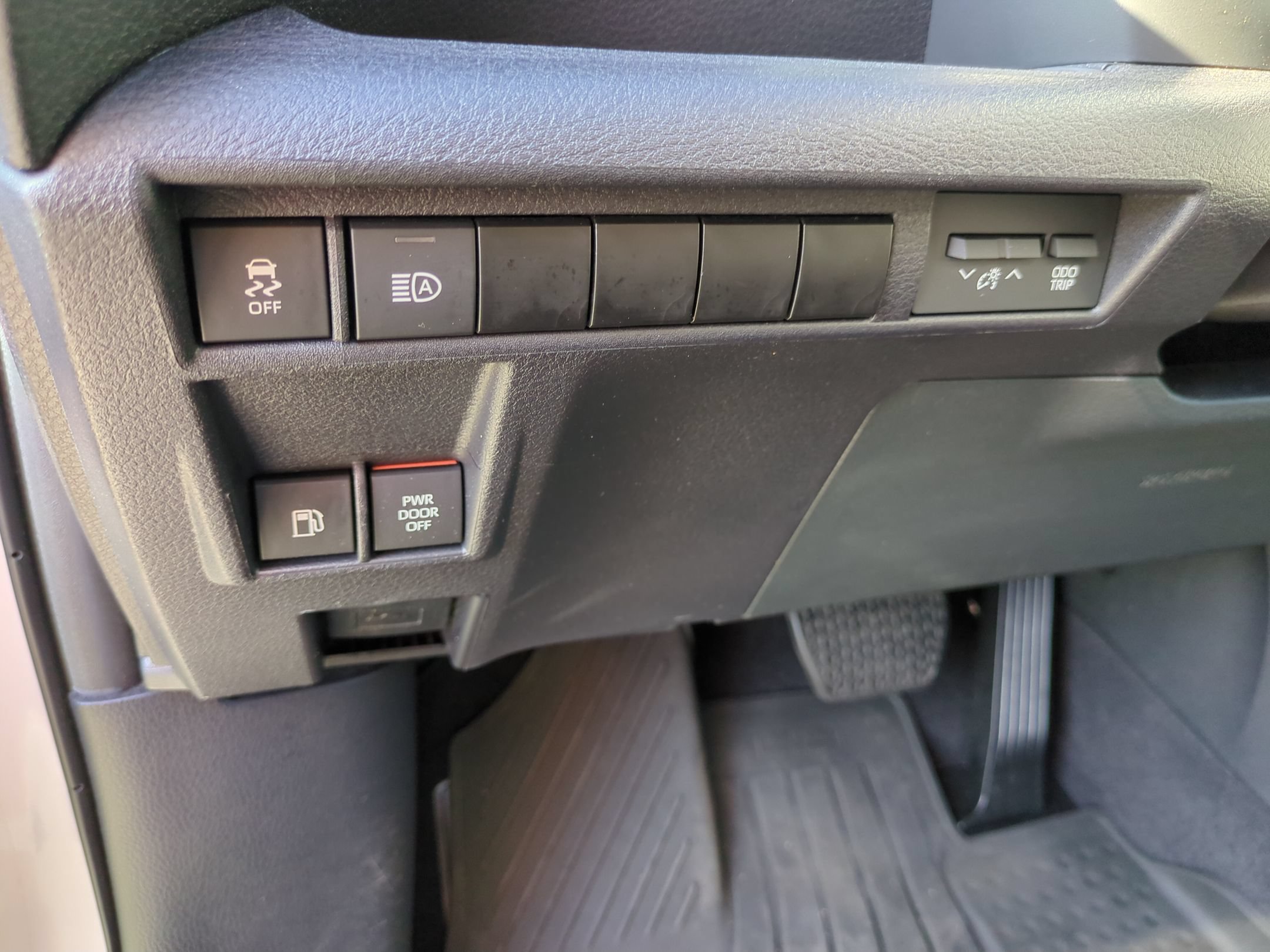 Used 2025 Toyota Sienna XSE FWD image 18