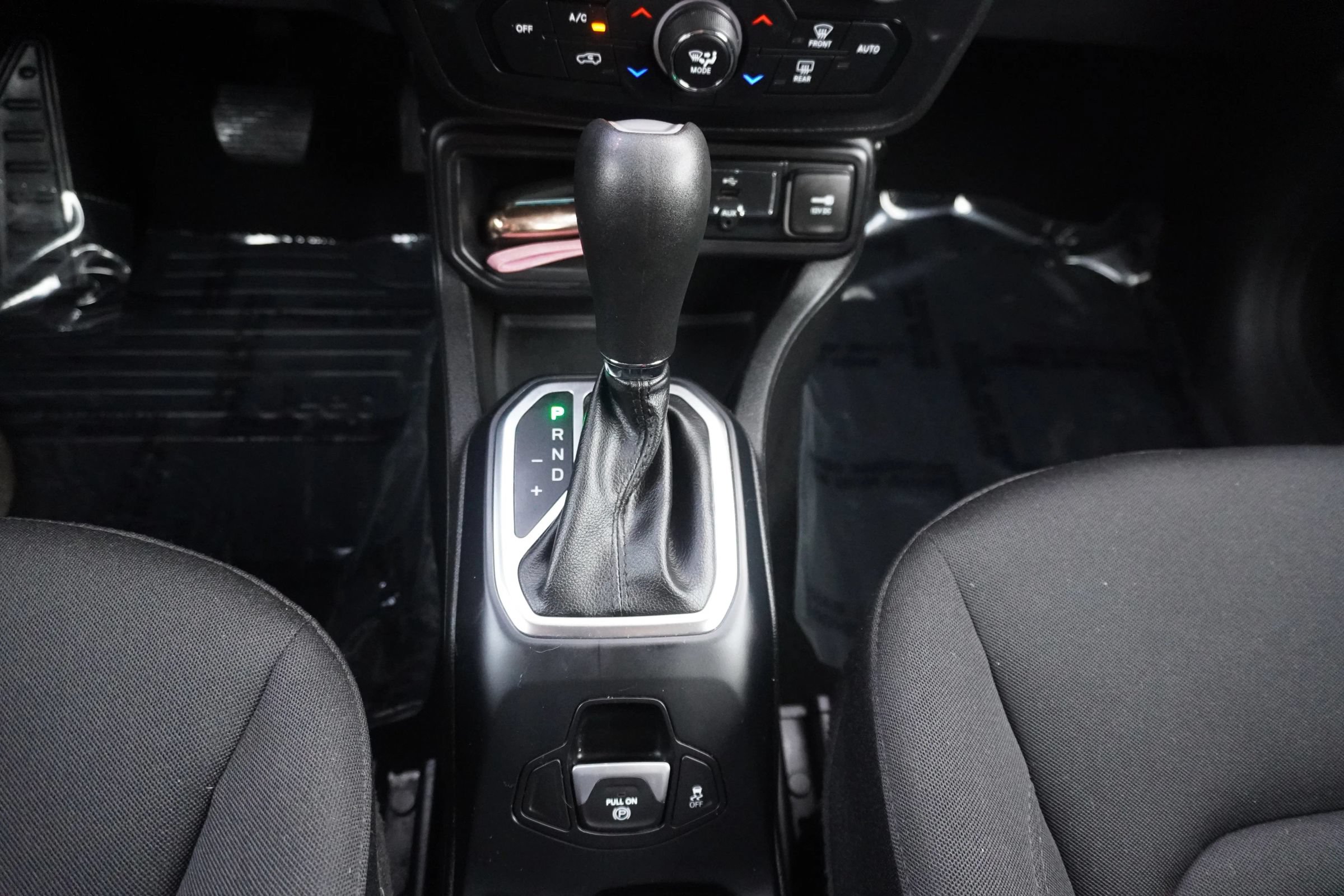 Used 2018 Jeep Renegade Latitude w/ Advanced Technology Group FWD image 16