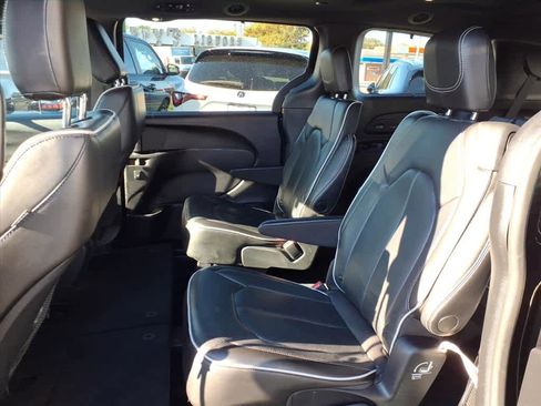 Used 2022 Chrysler Pacifica Limited w/ S Appearance Package image 11