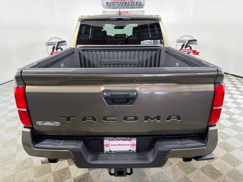 Used 2025 Toyota Tacoma TRD Sport image 4