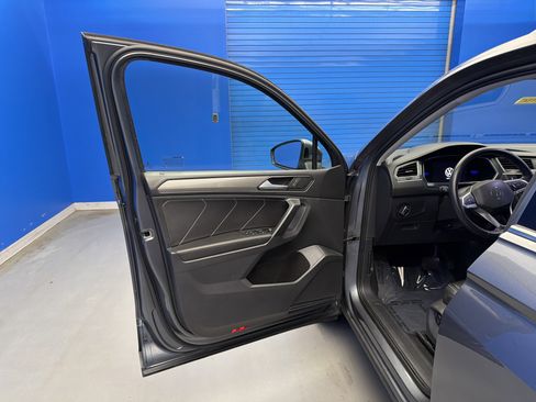 Used 2023 Volkswagen Tiguan SE w/ Panoramic Sunroof Package FWD image 10